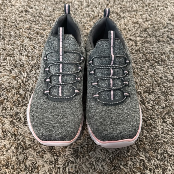 Women’s size 8 slip on tennis shoes - Picture 2 of 4